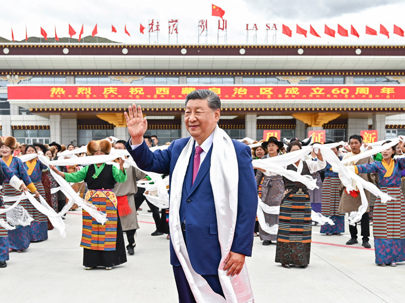 習近平率中央代表團抵達拉薩出席西藏自治區成立60周年慶祝活動
